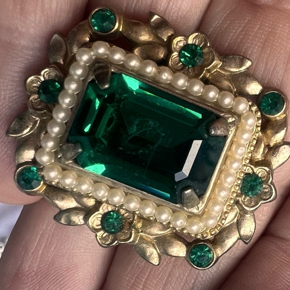 50s Signed CORO Goldtone emerald Green stone Rhinestones Faux Pearls Brooch